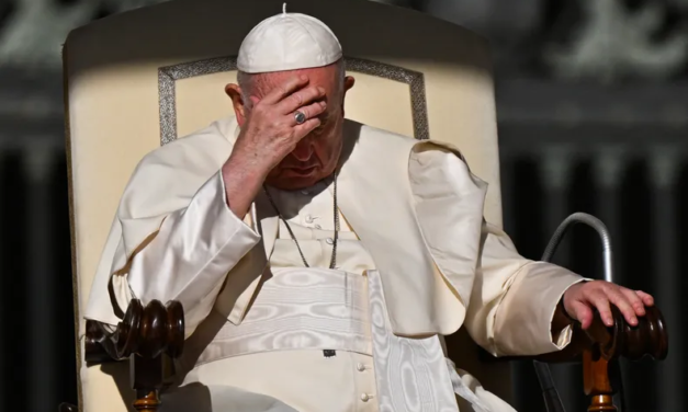 Papa Francisco reaparece con dificultades para respirar