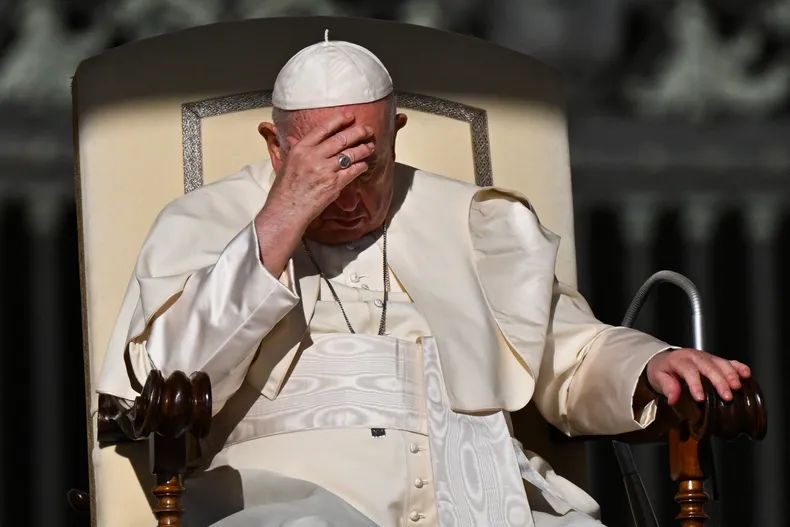 El papa Francisco apareció con dificultades para respirar