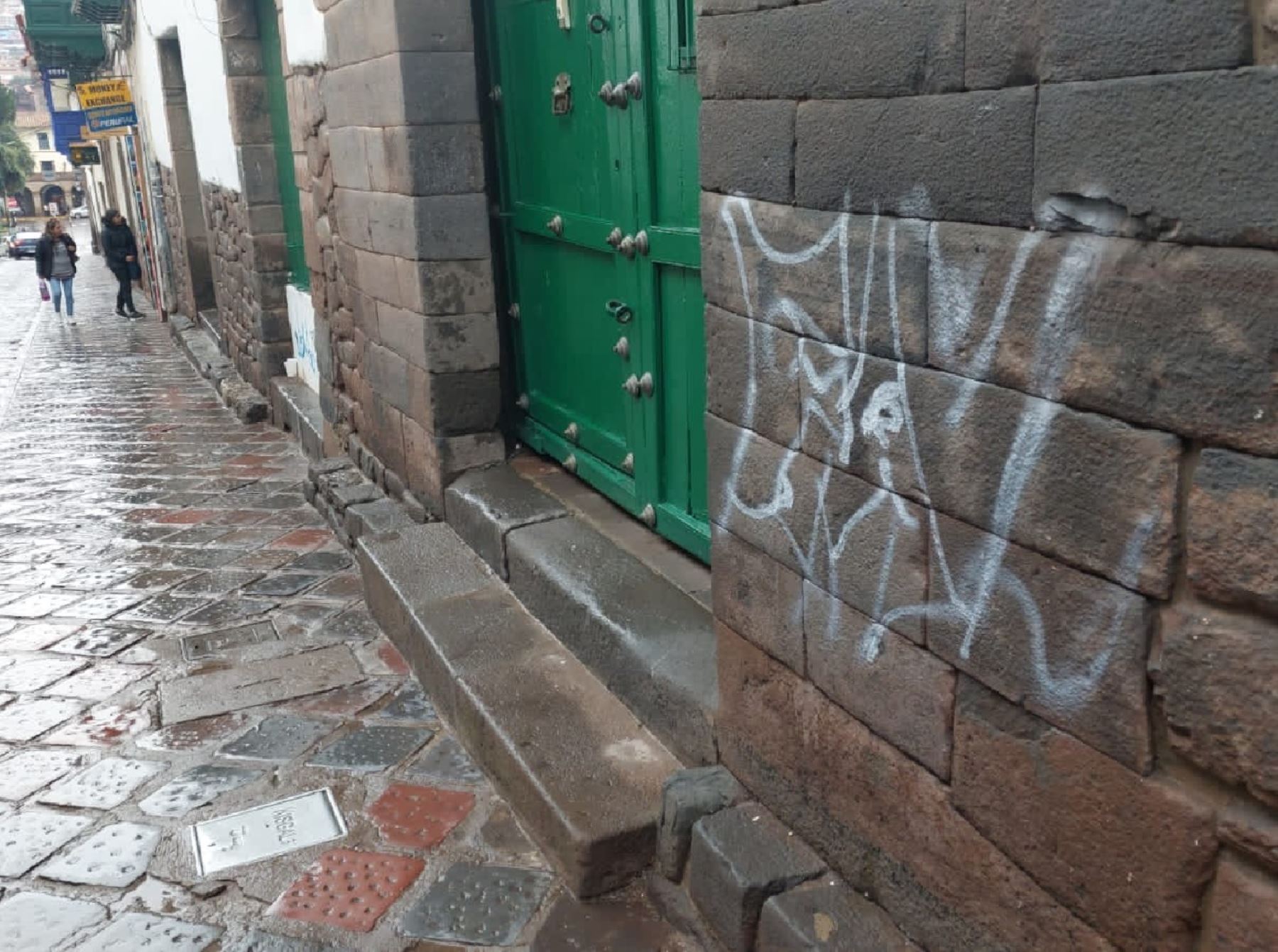 Cusco: desconocidos realizaron pintas con aerosol y dañaron portada de casona
