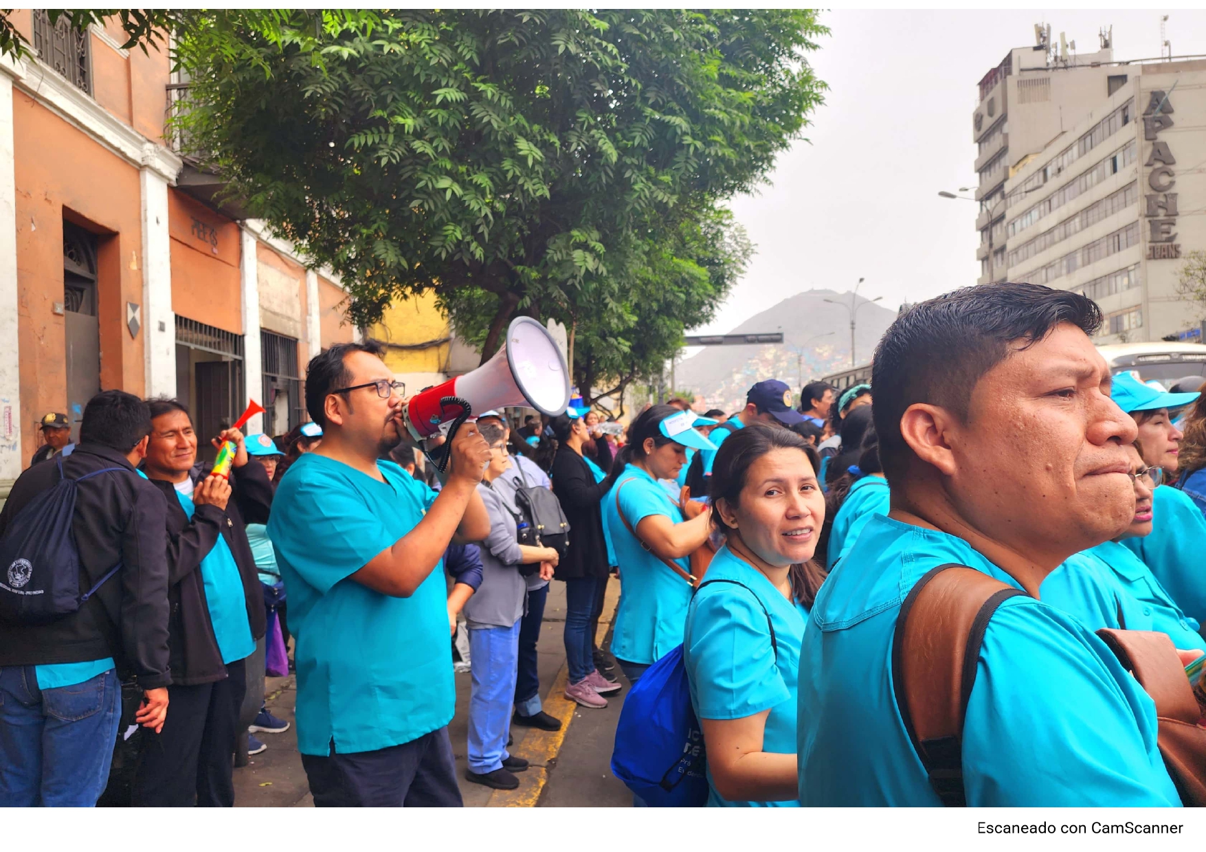 Trabajadores de salud y docentes marchan en protesta por recorte presupuestario