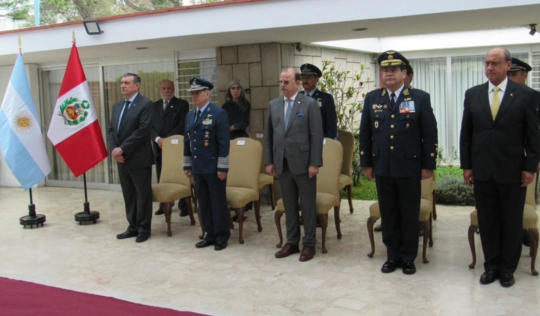 Fuerza Aérea Argentina condecoró a pilotos peruanos que participaron en la Guerra de las Malvinas