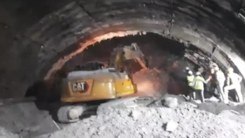 India: Más de 40 trabajadores quedan atrapados tras derrumbe de un túnel