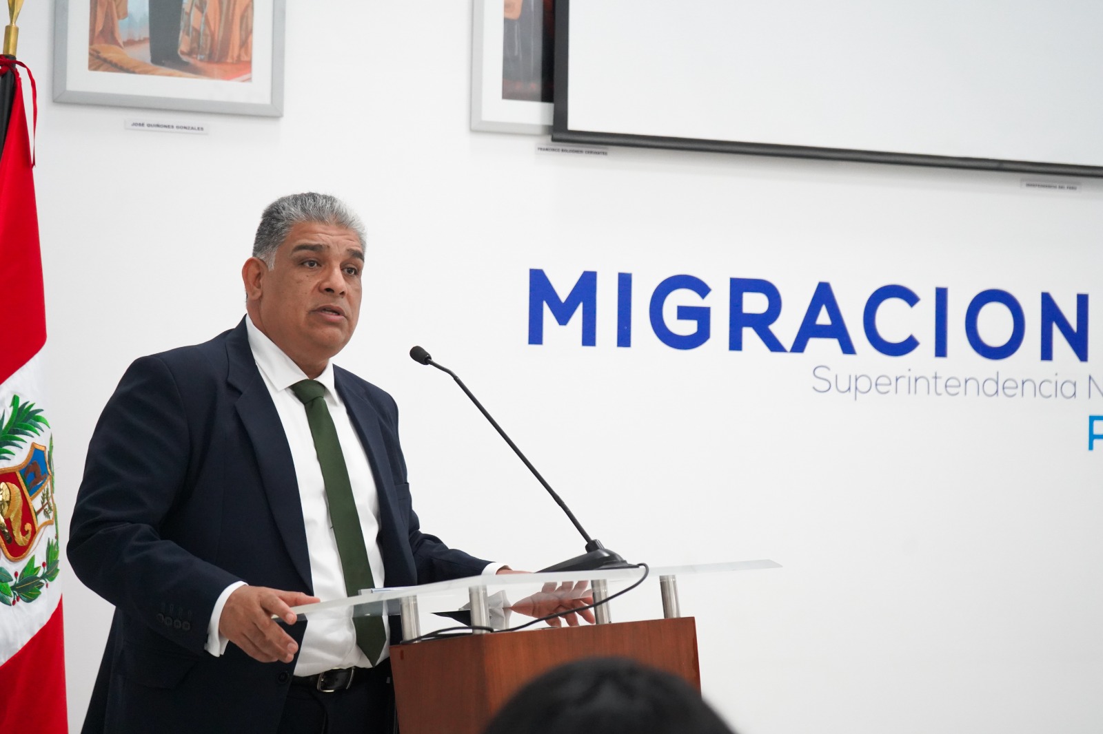 Jefe de Migraciones Armando García