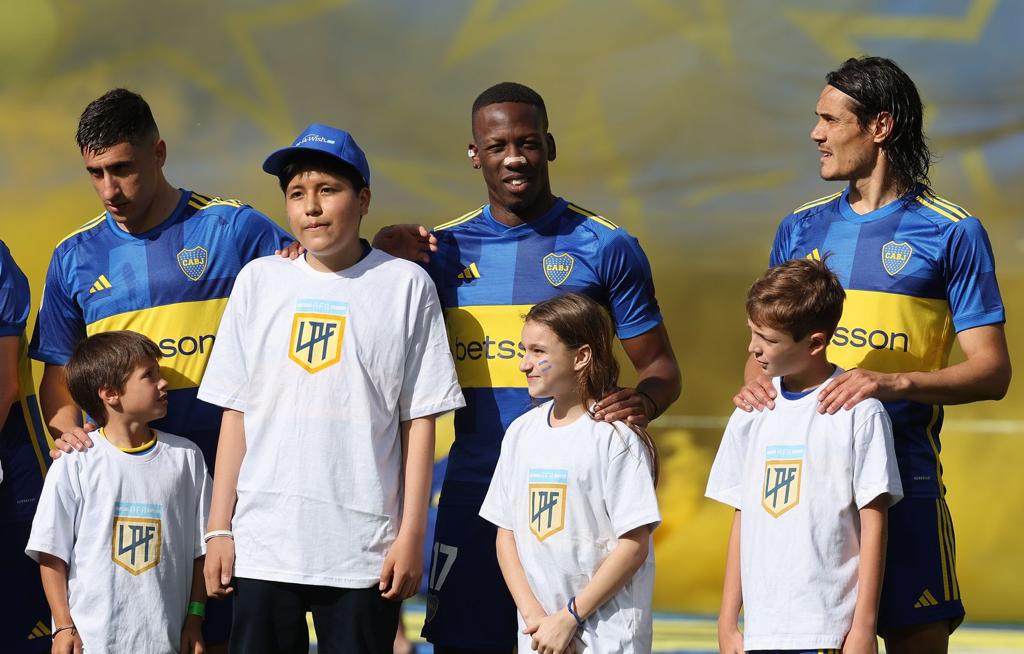 Boca Juniors y Luis Advíncula cumplen sueño de niño ayacuchano