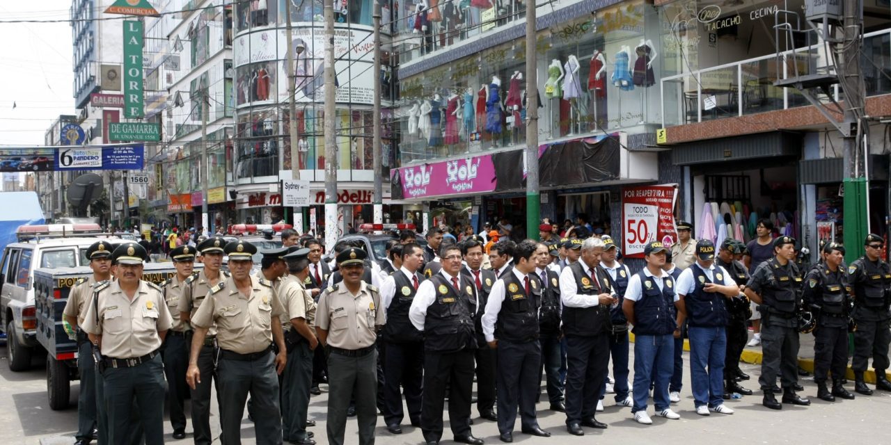 Gamarra: escuadrón policial refuerza seguridad en el emporio. (Foto: Archivo EFE).