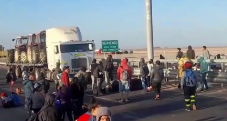 Transportistas tacneños bloquean frontera con Chile