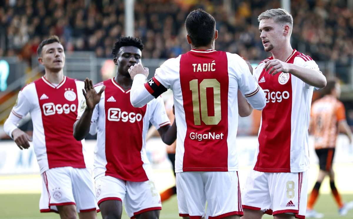 Ajax vence 2-0 al Volendam y sale de la zona de descenso
