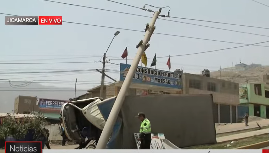 Jicamarca: camión vuelca y destroza poste de luz. (Foto: TVPerú Noticias).