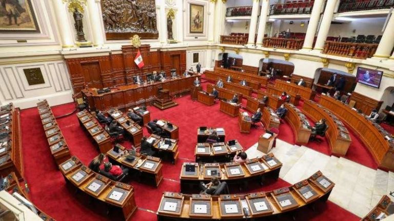 Comisión de Constitución aprobó predictamen para la reelección de alcaldes y gobernadores. (Foto: Congreso).