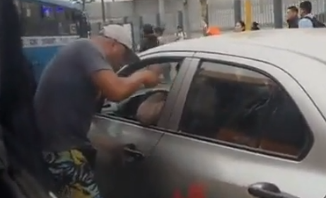 Independencia: Cobrador de cupos amenaza con cortarle la cara a un taxista