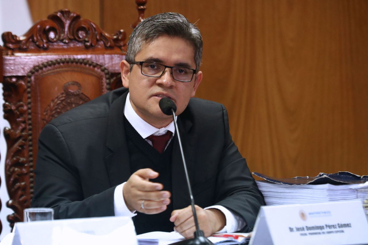 Fiscal Domingo Pérez da  manotazos de ahogado