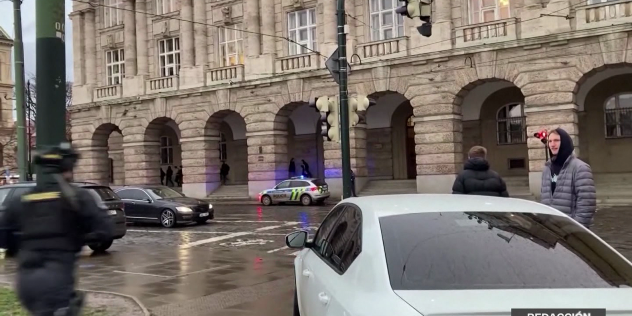 15 muertos y decenas de heridos en tiroteo en universidad de Praga