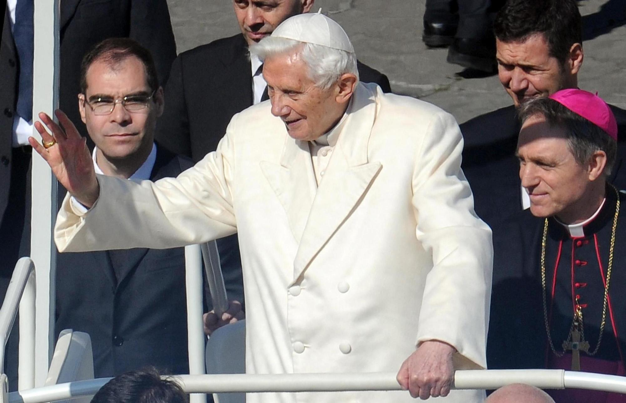 Fieles celebran misa a un año de la muerte de Benedicto XVI