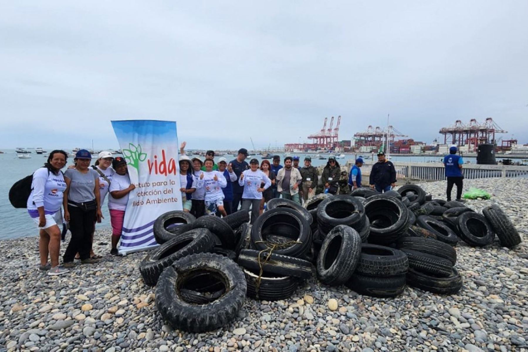 Callao: extraen más de 100 llantas y otros residuos del mar chalaco