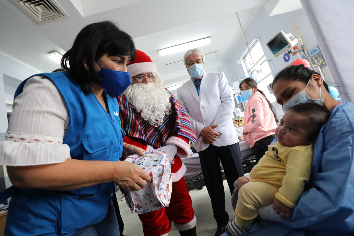 Bebés con males congénitos viven su primera Navidad rodeados del amor y cuidados del personal asistencial de EsSalud