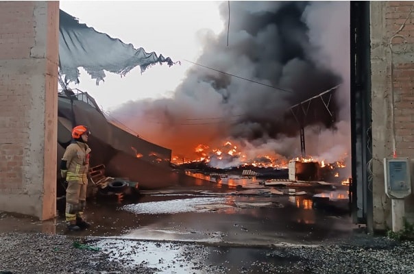 Lurín: incendio descontrolado arrasa con almacén de llantas
