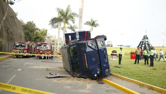 Costa Verde: un muerto y un herido tras volcadura de camión