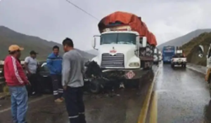 Mueren 5 al chocar auto frontalmente con tráiler al invadir pista contraria