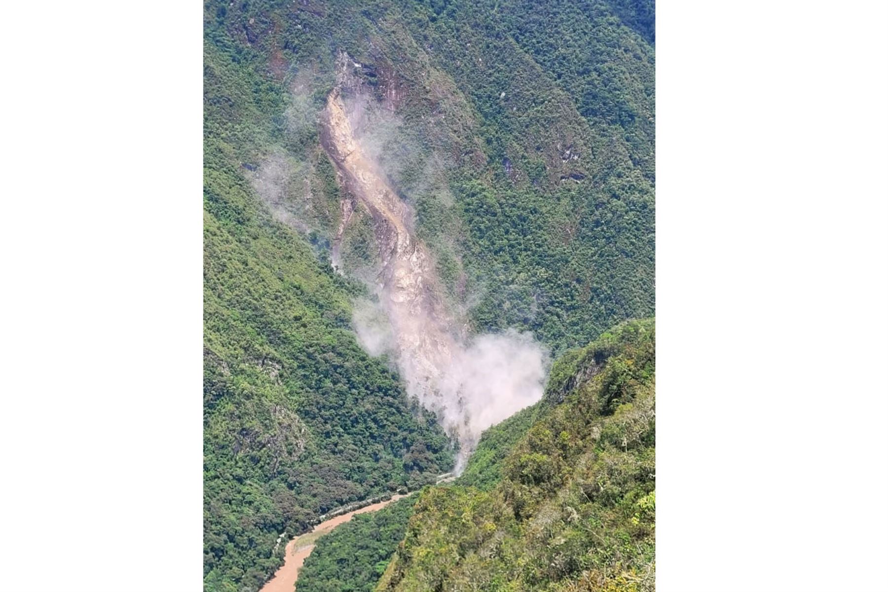 Suspenden circulación de trenes en la vía Machu Picchu-Hidroeléctrica tras derrumbe