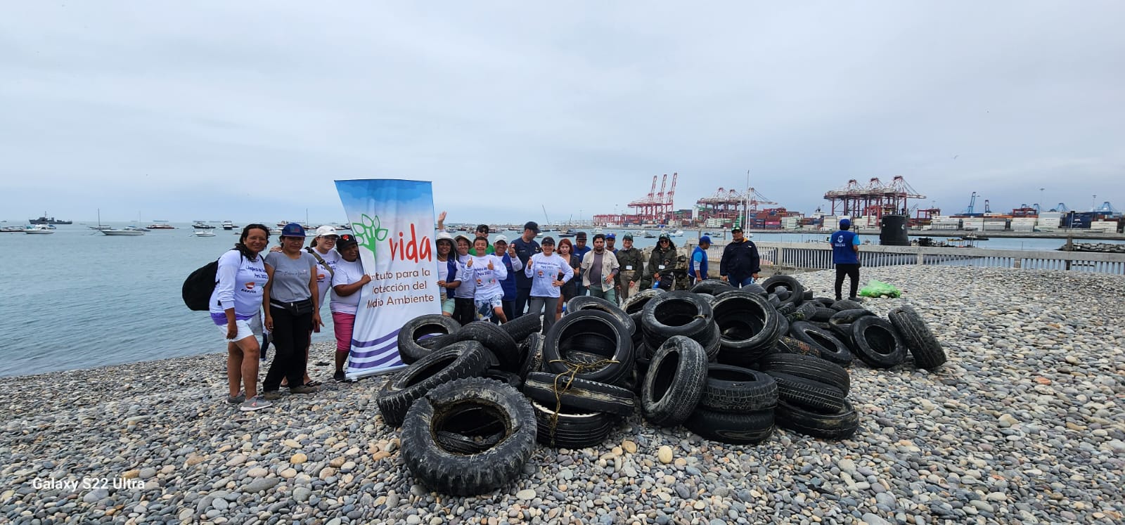 Callao: retiran del mar más de cien llantas y otros desechos
