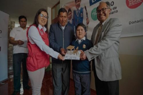 Congregación religiosa dona 2,500 sillas y mesas a 25 colegios de Puno y Cusco