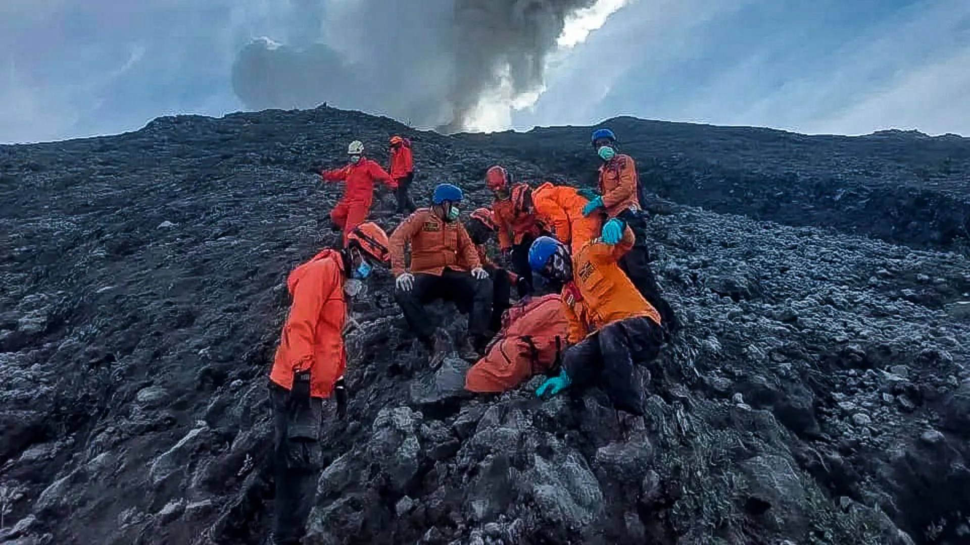 Indonesia: aumenta a 22 las víctimas mortales por erupción volcánica
