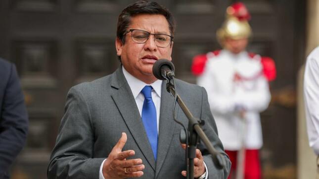 Ministro César Vásquez hace un llamado a la calma y pide a los peruanos que se vacunen contra el COVID-19