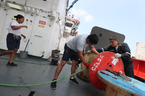 Personal de la marina realiza trabajos de preparación del B.A.P. Carrasco