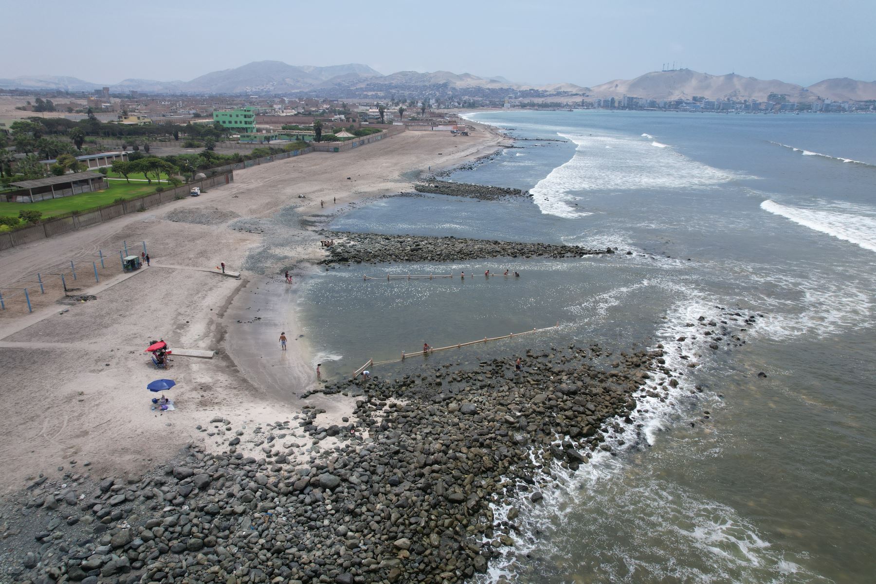 Ancón: limitan acceso a playas tras derrame de petróleo