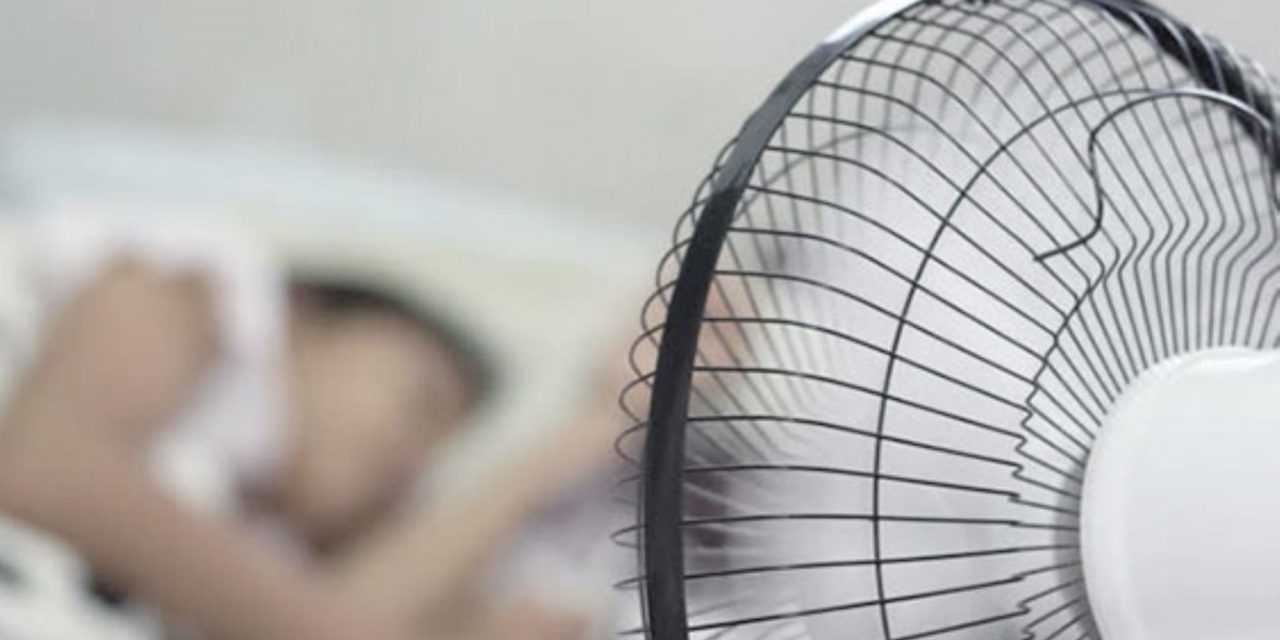 Calor insoportable: ¿Dormir con ventilador o aire acondicionado?