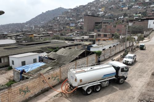 Sedapal realiza entrega gratis de agua a hogares en Lima y Callao
