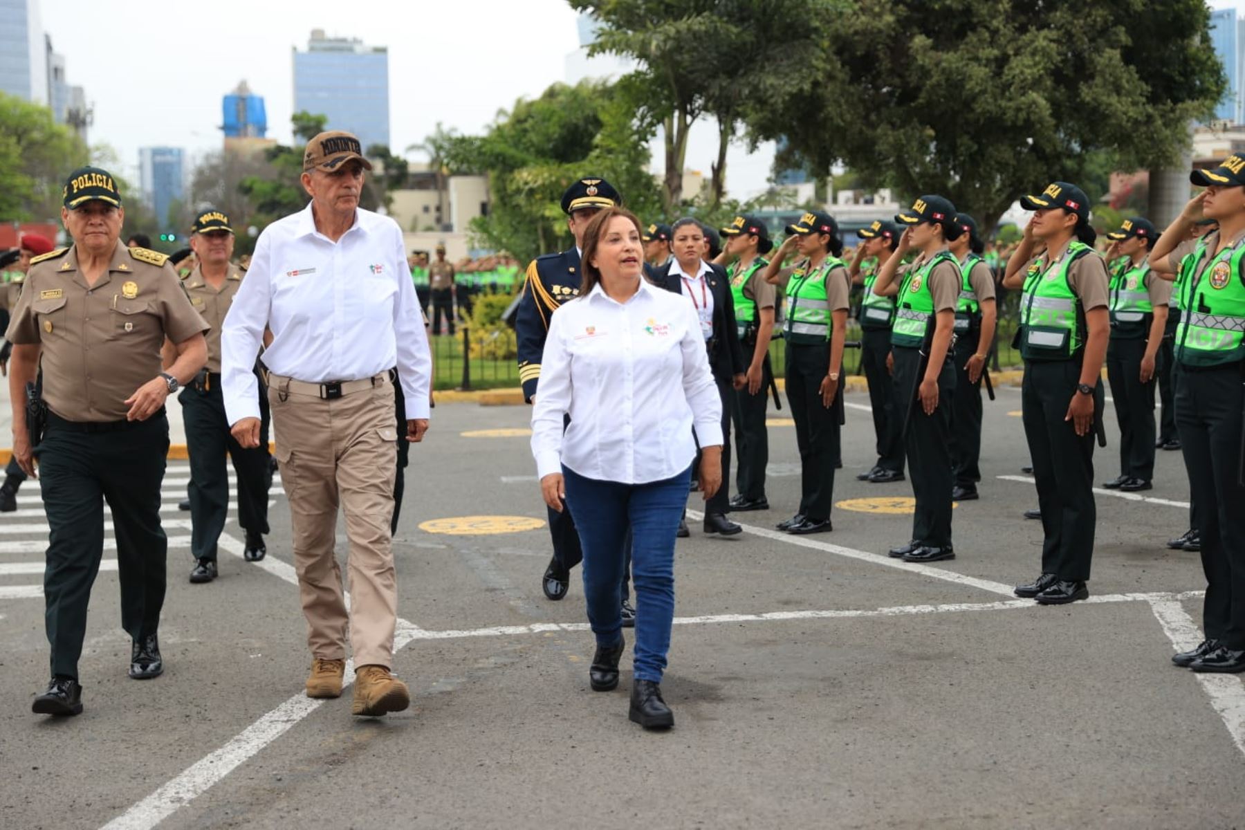 Presidenta saluda ingreso de 5,000 policías a labor de patrullaje