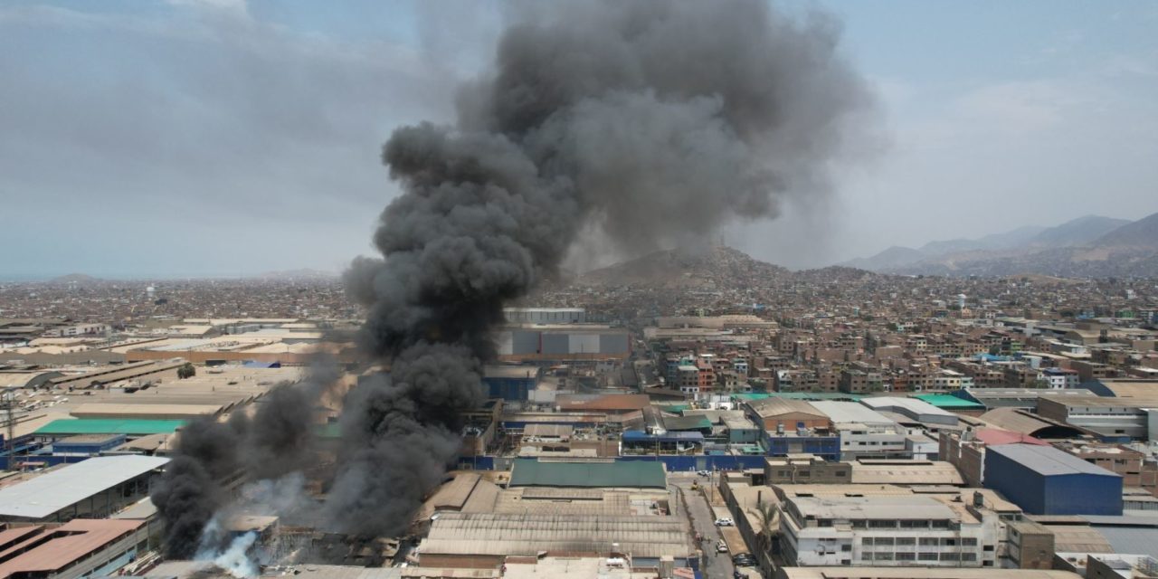 Lima: Controlan incendio en zona industrial por la av. Argentina