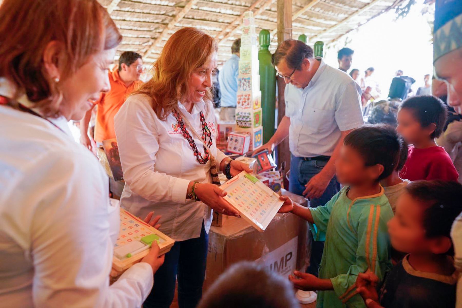 Dina Boluarte lleva ayuda humanitaria a la comunidad de Yomibato