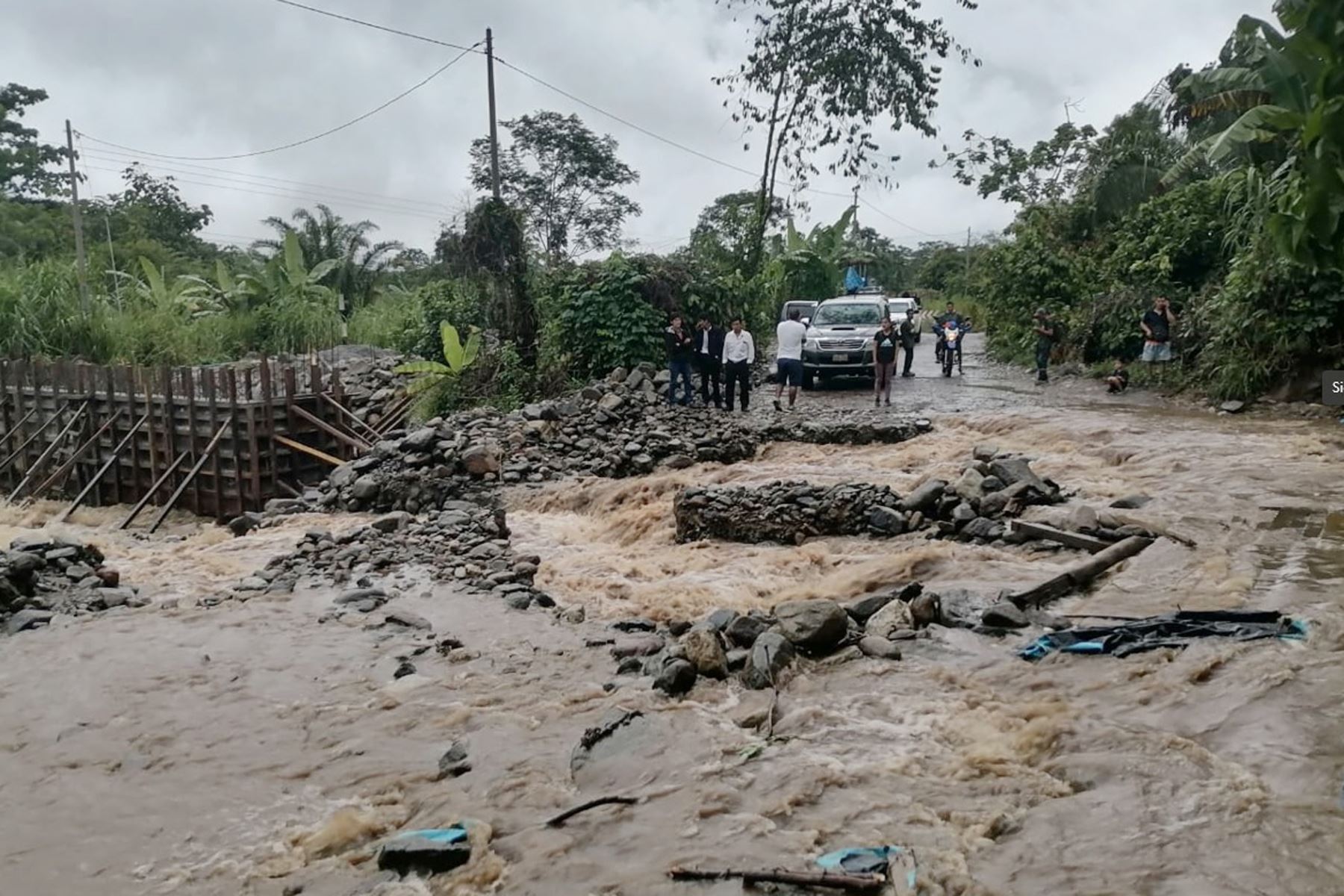 Carretera inundada en Ayacucho deja a más de 100 familias aisladas