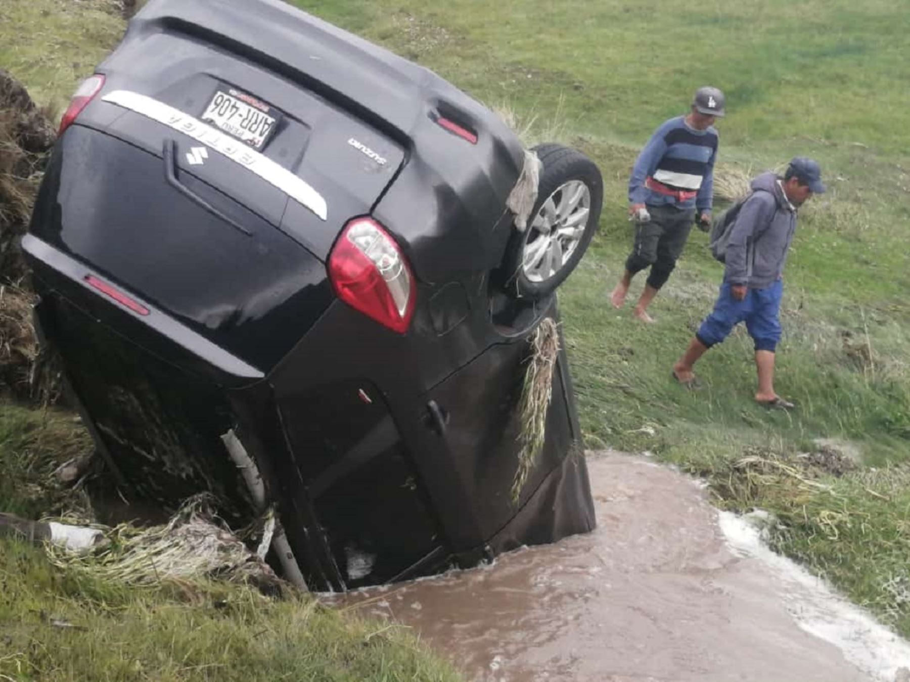 Huaico en Ayacucho arrastra automóvil y deja un fallecido