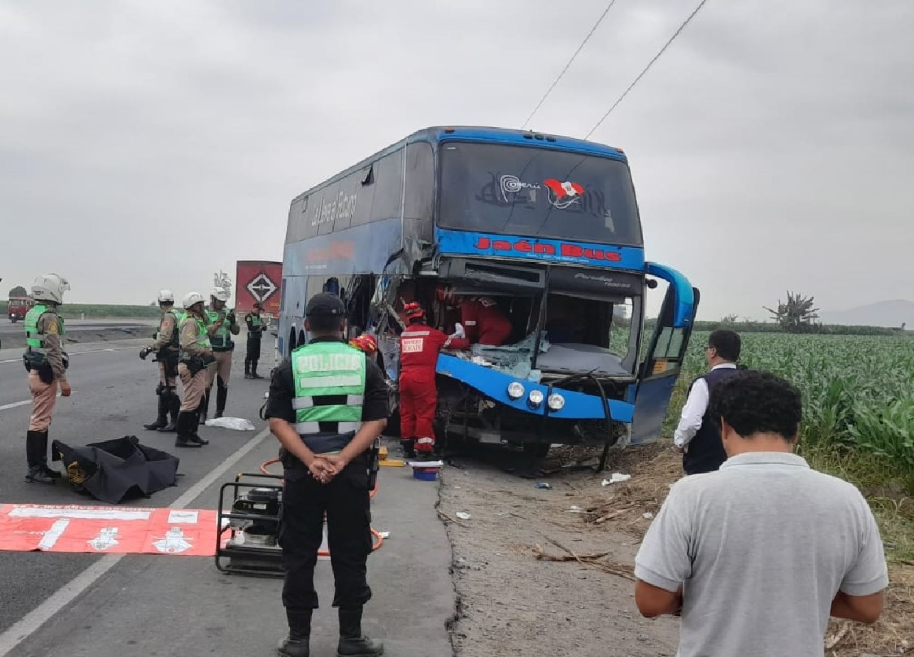 Barranca: Choque entre bus y tráiler resulta en una víctima fatal