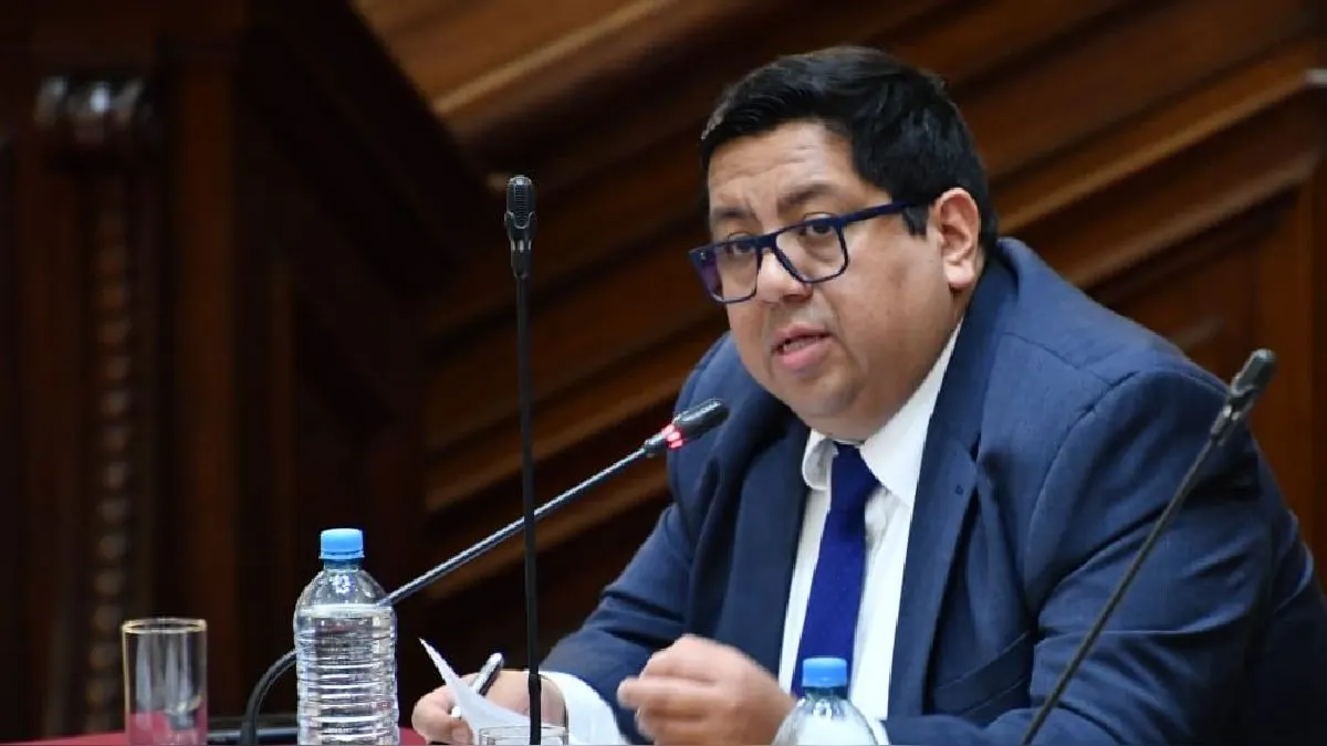 Ministro de Economía, Alex Contreras, renunció a su cargo