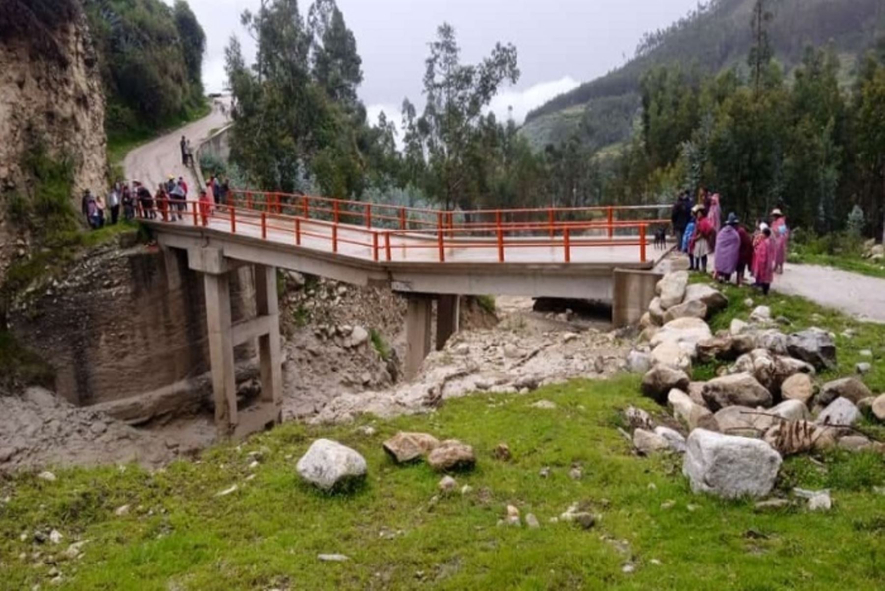 Fuertes lluvias en Áncash colapsan puente Huandoy y dejan a Caraz sin agua