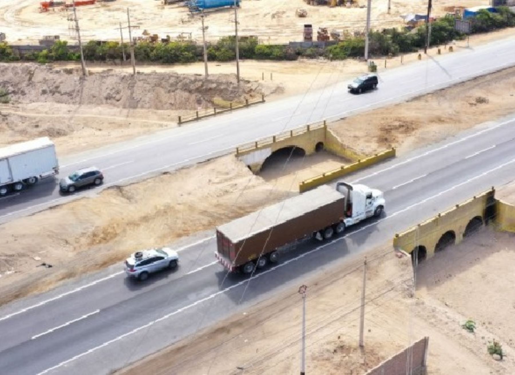 Limpieza de cauces de puentes en Chilca, al sur de Lima, debido a El Niño