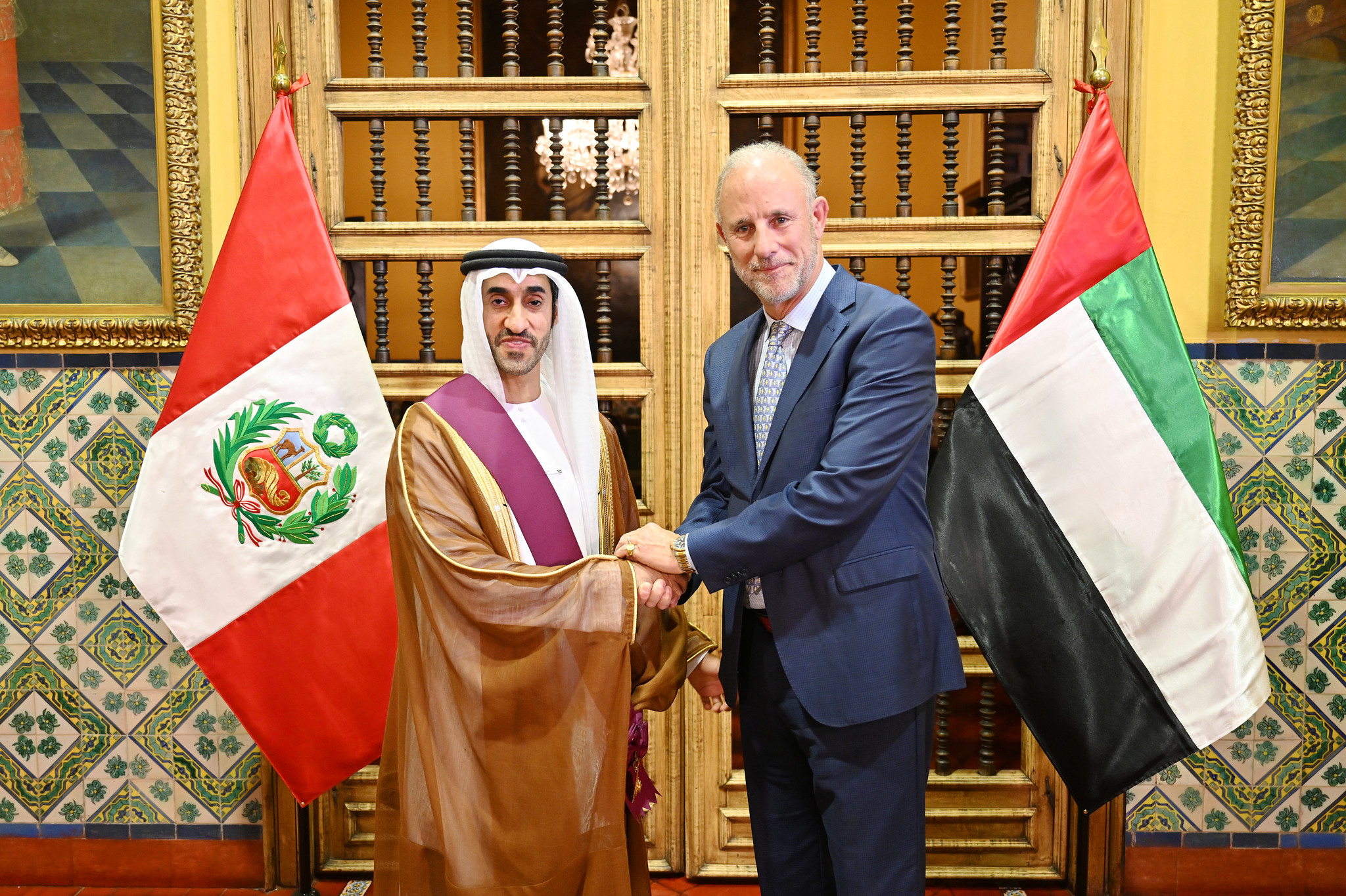 Cancillería condecora a embajador de Emiratos Árabes Unidos en Perú