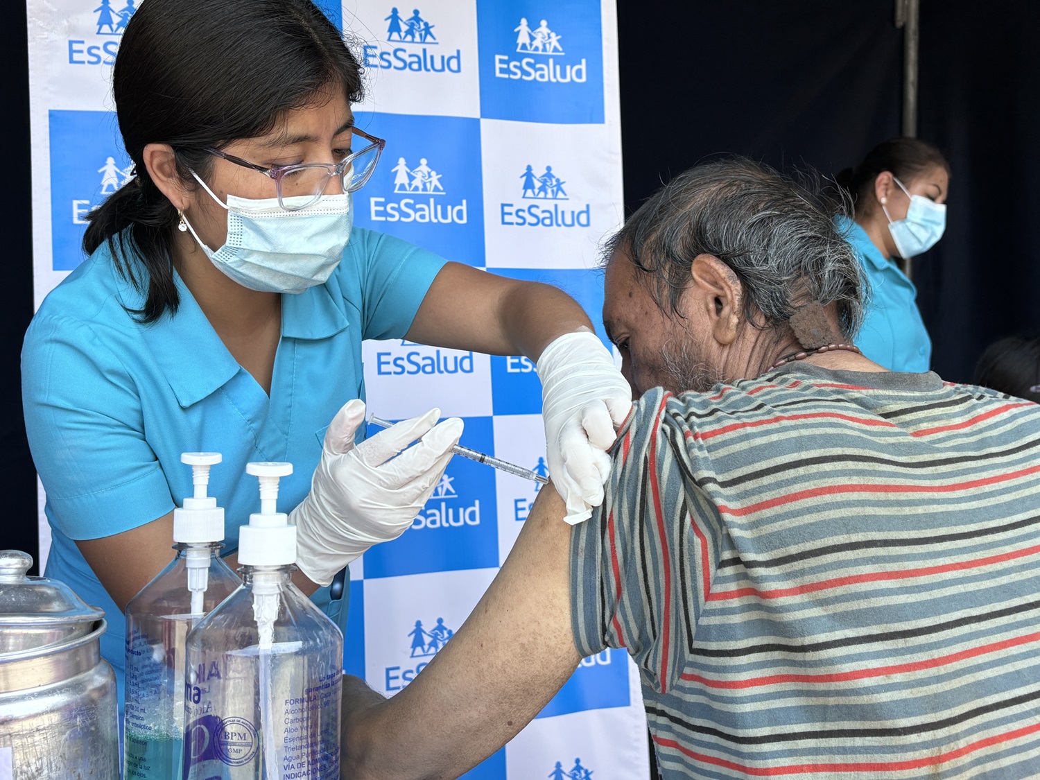 EsSalud vacunó a más de 300 niños, adolescentes y adultos en Estadio de Alianza Lima