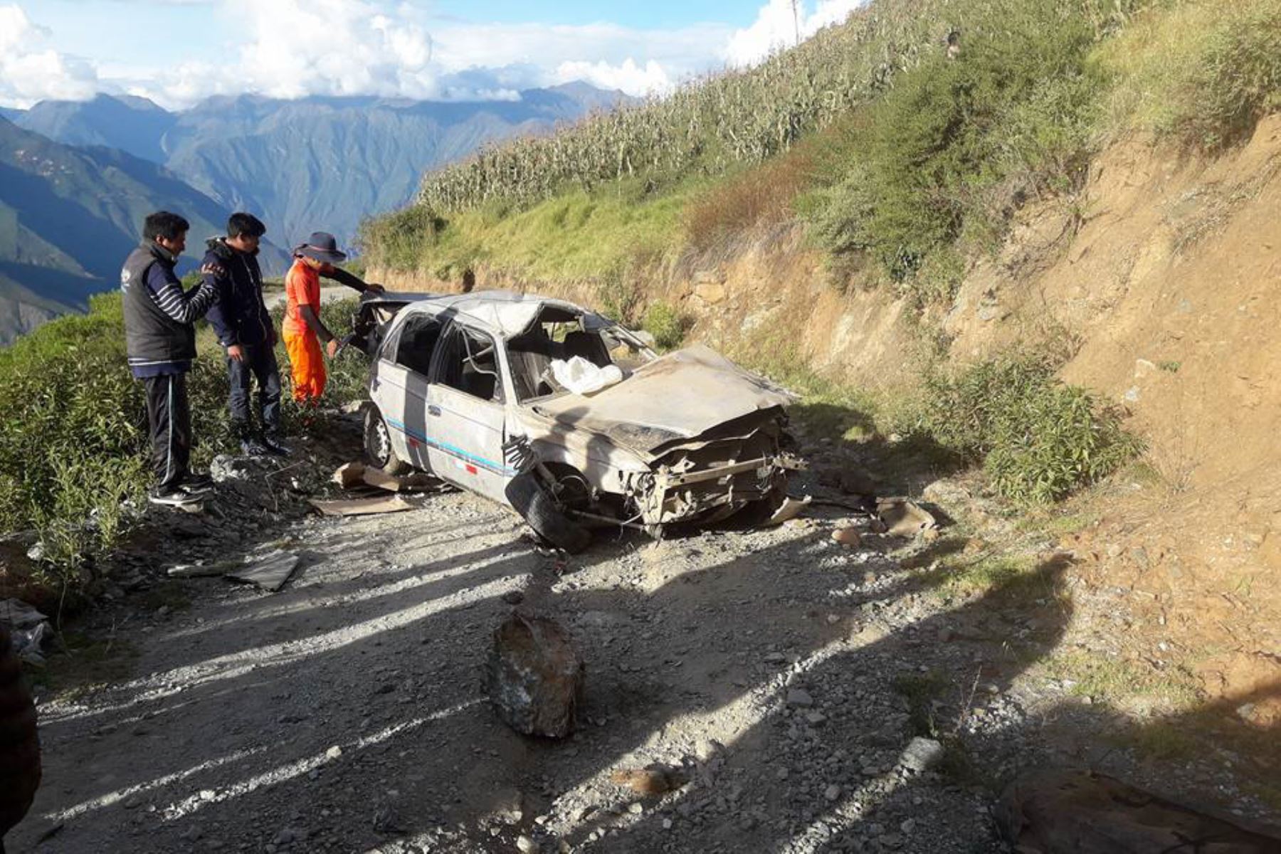 Mueren seis en trágica volcadura de un automóvil en Huancavelica