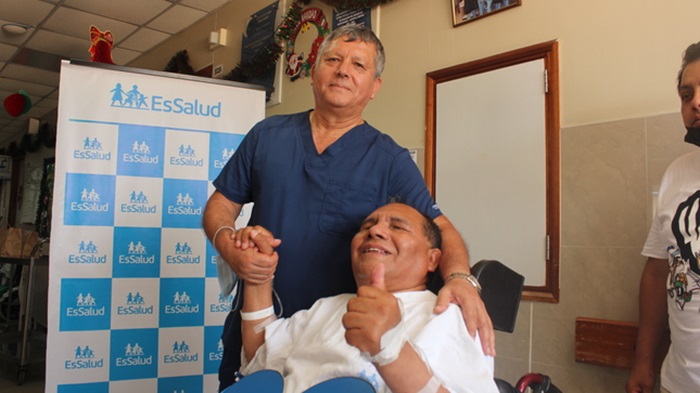 Hospital Sabogal: Exitosa y compleja cirugía de columna, devuelve movilidad y seguridad a paciente invidente