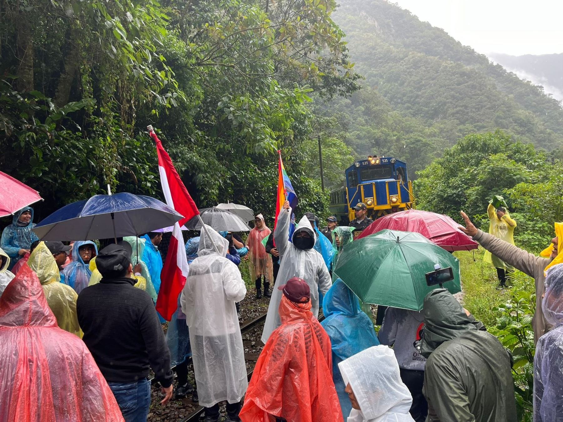 Cusco: Manifestantes bloquean vía férrea hacia Machu Picchu Pueblo