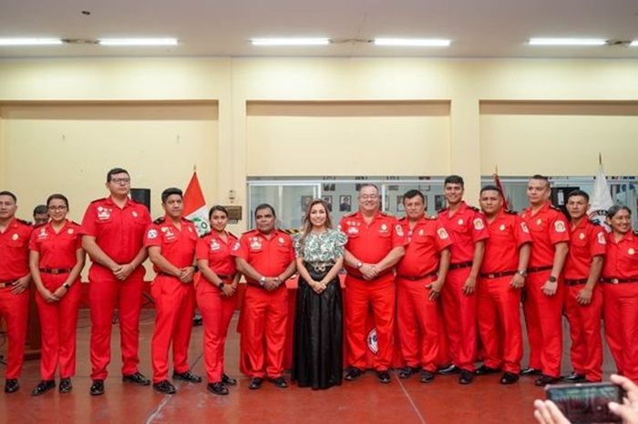 Vicepresidenta del Parlamento Andino destaca notable labor de bomberos voluntarios