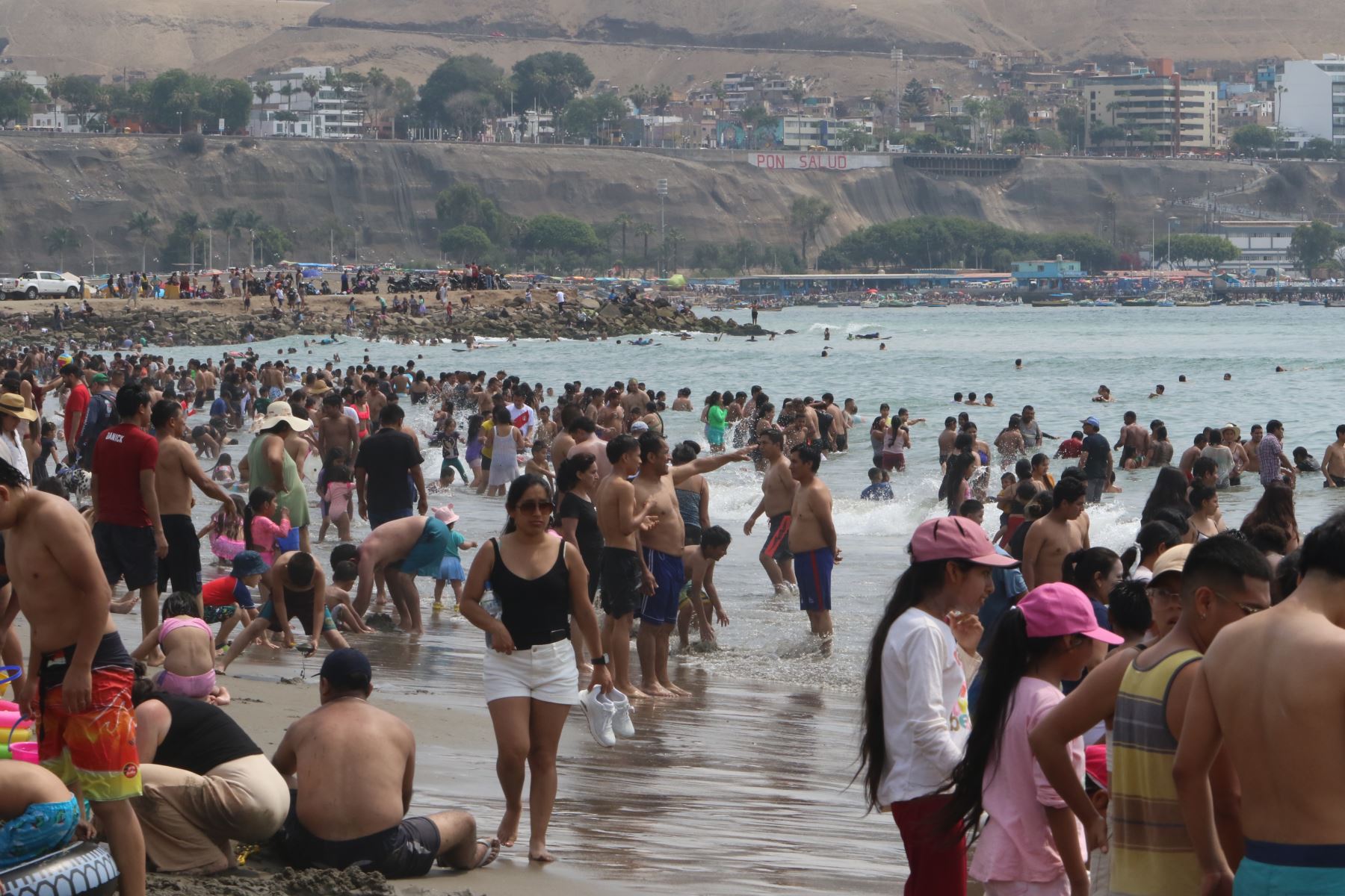 Multitud en playas de Lima para recibir el 2024