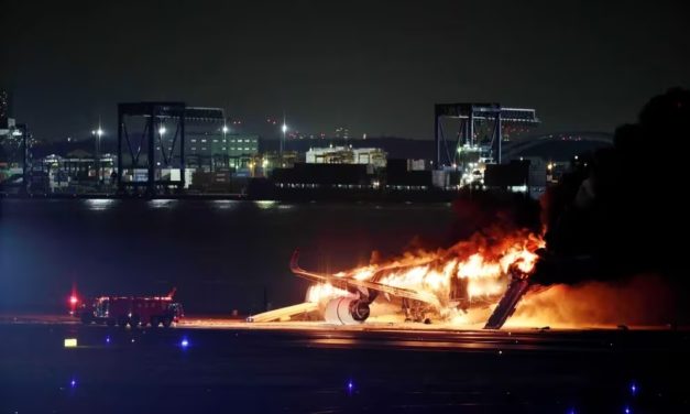 Cinco víctimas mortales tras colisión de dos aviones en Tokio