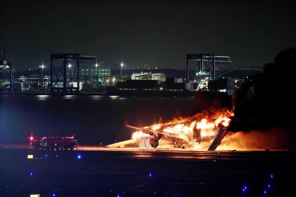 Cinco víctimas mortales tras colisión de dos aviones en Tokio