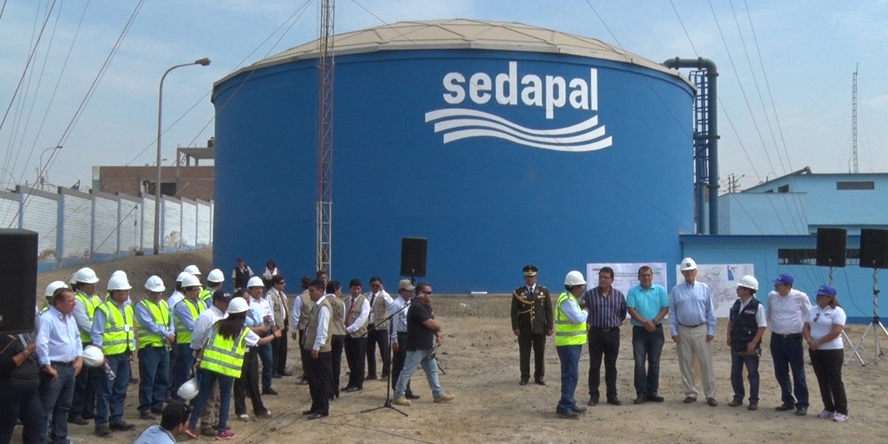 Distribución gratuita de agua potable a familias en Lima y Callao